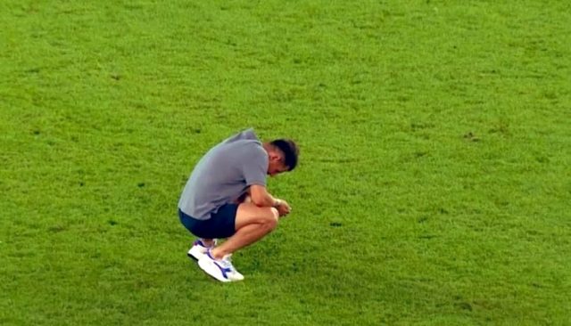 Futbola veda eden Emre Belözoğlu, sahada hüngür hüngür ağladı