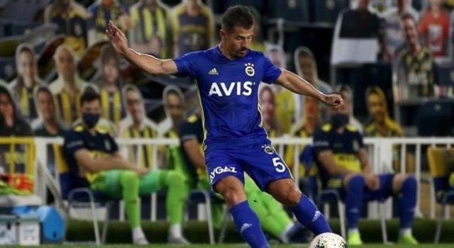Futbola veda eden Emre Belözoğlu, sahada hüngür hüngür ağladı