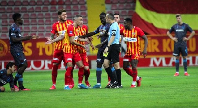 Ligden düşen Kayserispor'da futbolcular hakem Cüneyt Çakır'a tepki gösterdi