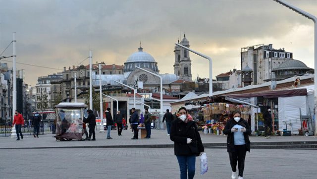 İstanbul'da pozitif vaka yoğunluğunun yüksek olduğu ilçelerde kısıtlama olabilir