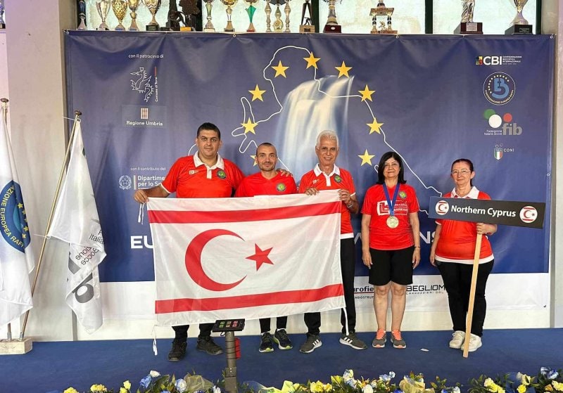 KKTC kafilesi, tek bayanlarda Avrupa üçüncüsü olarak Bronz madalya kazanan KKTC sporcusu Serpil Kızıldere (sağdan ikinci), KKTC Bocce Federasyonu Başkanı Hasan Senin (ortada)