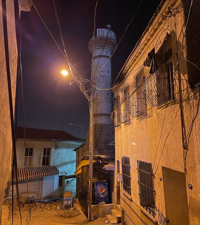 Depremde Konak ilçesine bağlı Kubilay Mahallesi'ndeki Selahattinoğlu Camisi'nin minaresi yıkıldı.