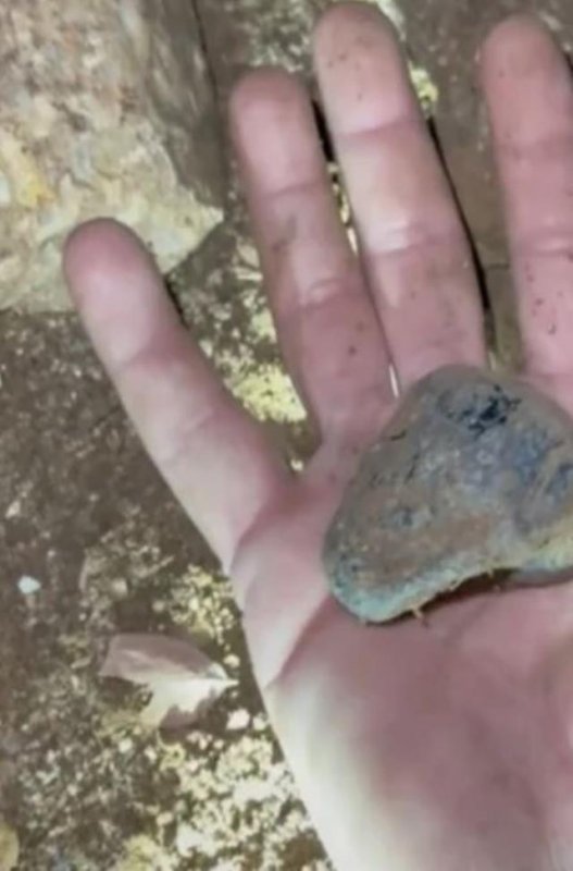 Yeryüzünde herkesin aradığı taş, akşam yürüyüşü sırasında ayağına takıldı Yeryüzünde herkesin aradığı taş, akşam yürüyüşü sırasında ayağına takıldı