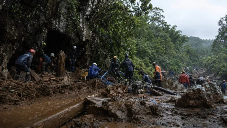 Laos’ta 5 kişi sağ bulundu konulu temsili editoryal görsel