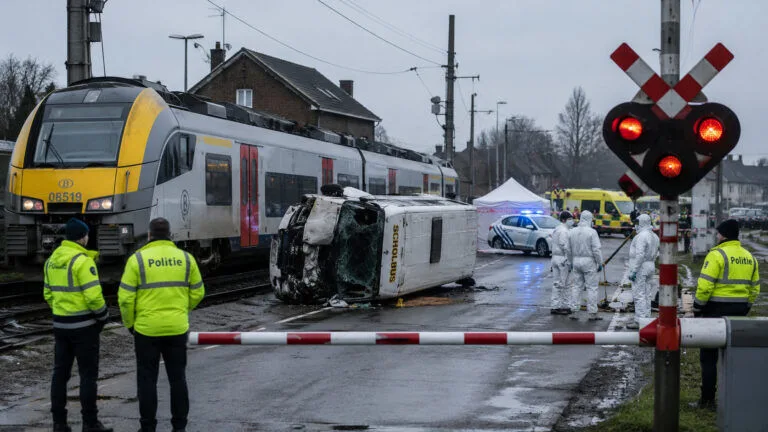 Okul minibüsüne tren çarptı konulu temsili editoryal görsel