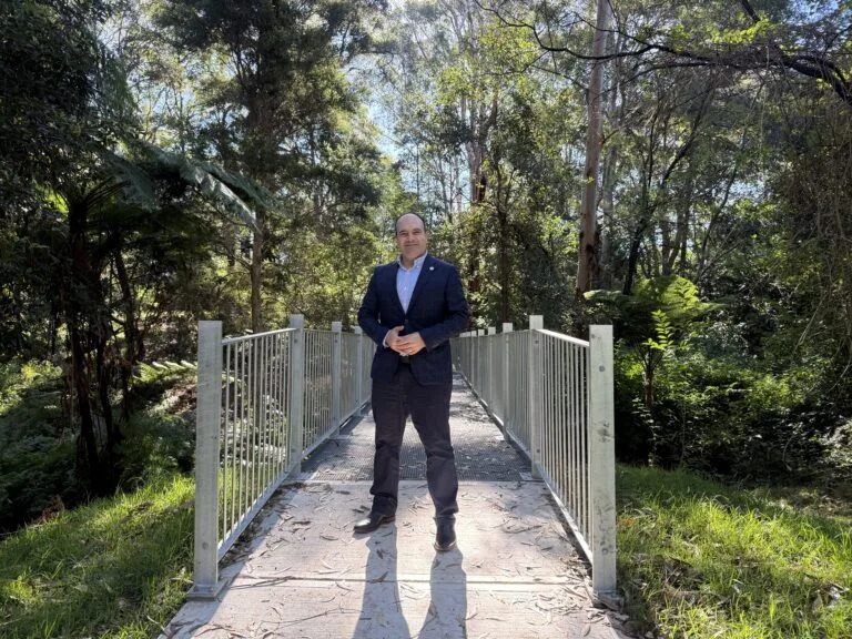 Parramatta Upjohn Park’a yapılan yaya köprüsü kullanıma açıldı haberini anlatan temsili editoryal görsel