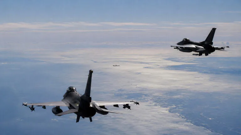 F-16’ların izlediği tanımlanamayan cisim belgelerde konulu temsili editoryal görsel