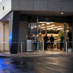 Woolworths olayında iki genç suçlandı haberini anlatan temsili editoryal görsel