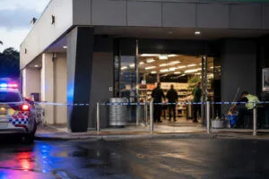Woolworths olayında iki genç suçlandı haberini anlatan temsili editoryal görsel