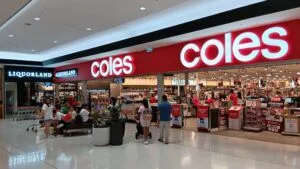 Coles indirimlerinde yanıltma kararı haberini anlatan editoryal haber görseli