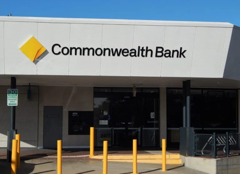 Commonwealth Bank hisselerinde Covid’den bu yana en sert düşüş haberini anlatan editoryal haber görseli