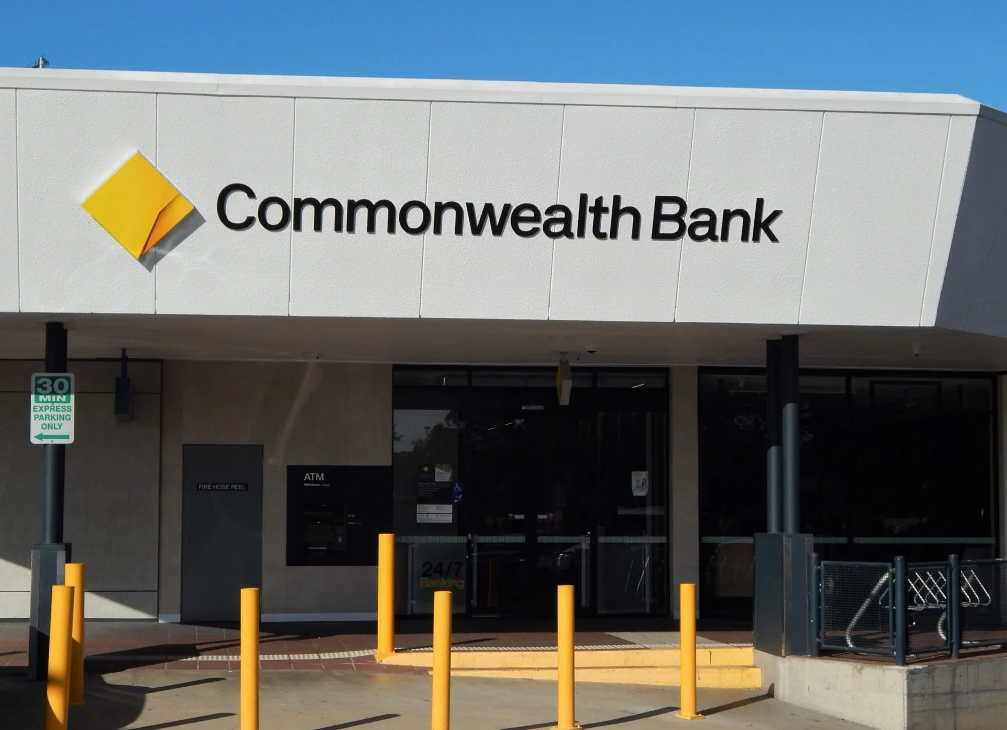 Commonwealth Bank hisselerinde Covid’den bu yana en sert düşüş haberini anlatan editoryal haber görseli