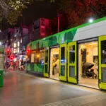 Melbourne’de raylara düşen telefonunu almak isteyen çocuk trenin altında kaldı haberini anlatan temsili editoryal görsel