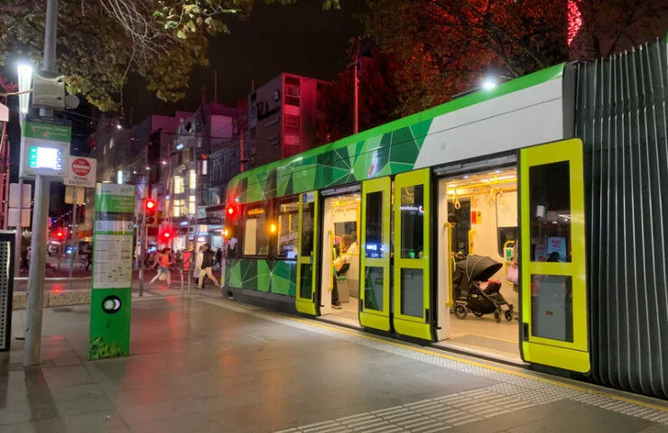 Melbourne’de raylara düşen telefonunu almak isteyen çocuk trenin altında kaldı haberini anlatan temsili editoryal görsel