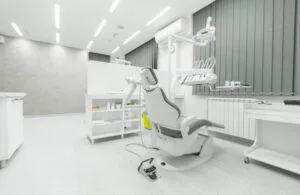 Diş kliniği hastalarına HIV ve hepatit testi çağrısı haberini anlatan temsili editoryal görsel