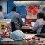 Ebola salgını için uluslararası alarm haberini anlatan temsili editoryal görsel