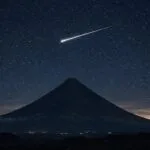 Yanardağ ve meteor aynı karede konulu temsili editoryal görsel