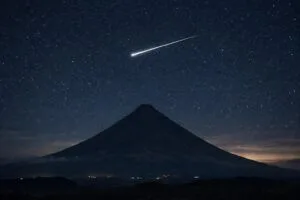 Yanardağ ve meteor aynı karede konulu temsili editoryal görsel