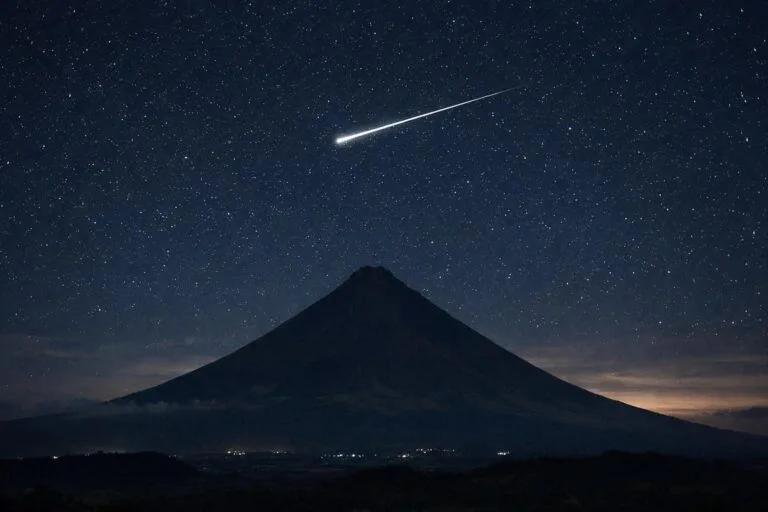 Yanardağ ve meteor aynı karede konulu temsili editoryal görsel