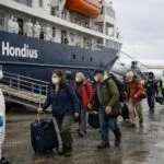 Hantavirüs görülen gemide tahliyeler başladı haberini anlatan temsili editoryal görsel