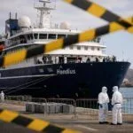 MV Hondius yolcularına üç haftalık karantina haberini anlatan temsili editoryal görsel