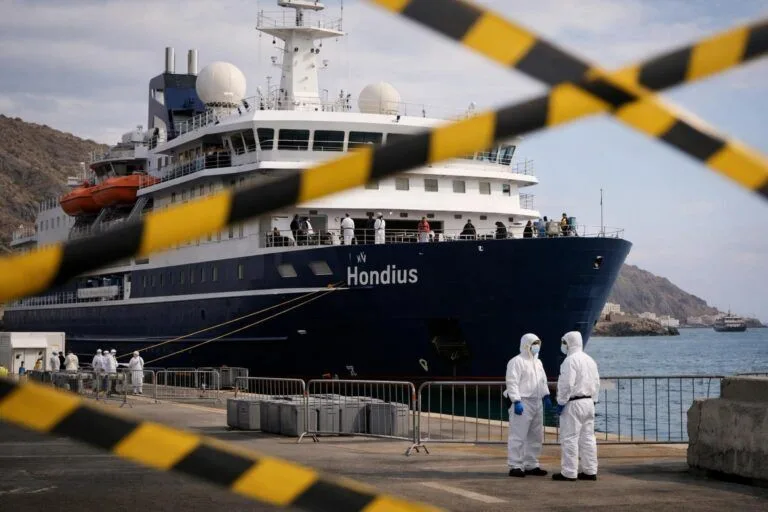 MV Hondius yolcularına üç haftalık karantina haberini anlatan temsili editoryal görsel