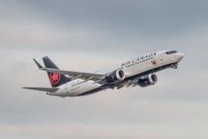 Air Canada pilotuna lisanssız kaptanlık suçlaması konulu temsili editoryal görsel