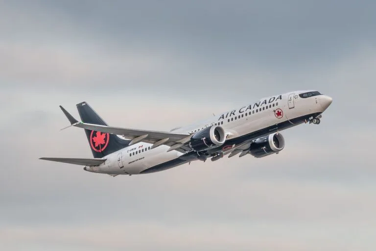 Air Canada pilotuna lisanssız kaptanlık suçlaması konulu temsili editoryal görsel