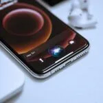 Apple’dan geciken Siri açıklaması konulu editoryal haber görseli
