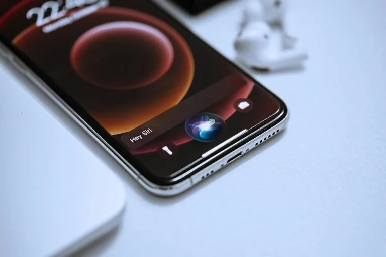 Apple’dan geciken Siri açıklaması konulu editoryal haber görseli