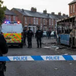 Belfast’ta saldırı sonrası aileden gerilimi düşürme çağrısı konulu temsili editoryal görsel