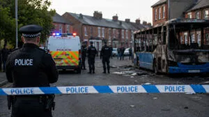 Belfast’ta saldırı sonrası aileden gerilimi düşürme çağrısı konulu temsili editoryal görsel