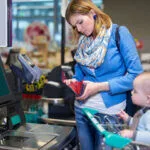 Yaşam maliyeti bebek ürünlerini vurdu konulu temsili editoryal görsel