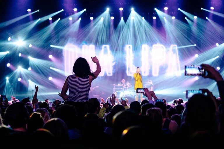 Dua Lipa Londra’da evlendi konulu editoryal haber görseli