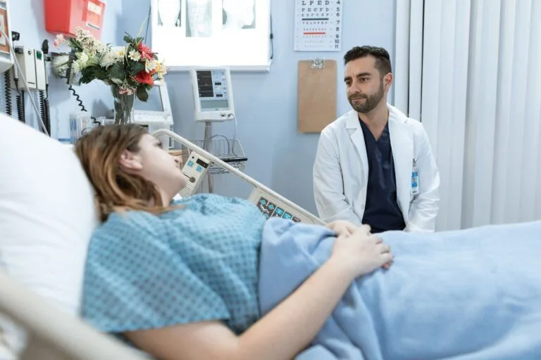 Hastanelerde bekleyen hasta sayısı arttı konulu editoryal haber görseli