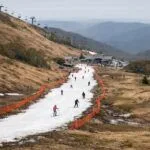 Mt Buller görüntüleri tepki çekti: Kar yerine dar bir yapay pist konulu temsili editoryal görsel