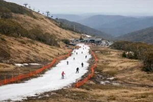Mt Buller görüntüleri tepki çekti: Kar yerine dar bir yapay pist konulu temsili editoryal görsel