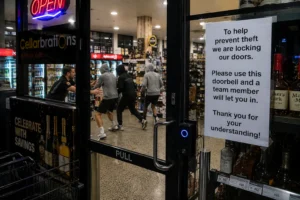 "Bottle shop"larda güvenlik önlemi konulu temsili editoryal görsel