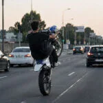 Hume Highway’de motosikletli sürücüye müdahale kamerada konulu temsili editoryal görsel