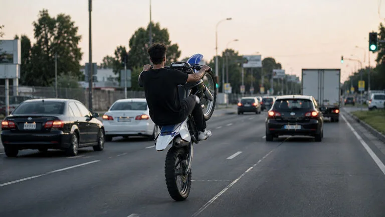 Hume Highway’de motosikletli sürücüye müdahale kamerada konulu temsili editoryal görsel