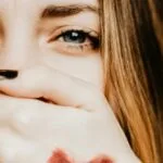 Uyuşturucu bağımlılığı can aldı konulu temsili editoryal görsel