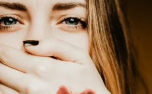 Uyuşturucu bağımlılığı can aldı konulu temsili editoryal görsel
