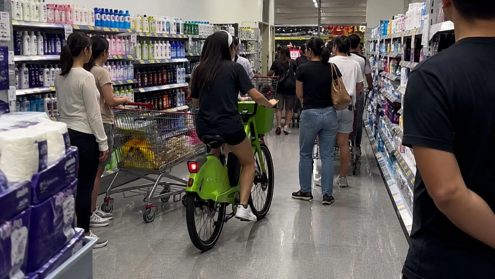Markette elektrikli bisikletle dolaştı konulu temsili editoryal görsel