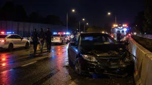 Polis kovalamacasında sürücüye suçlama konulu temsili editoryal görsel