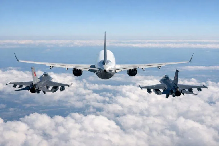 Kaçırılma sinyali veren uçağa Türk F-16’ları eşlik etti konulu temsili editoryal görsel