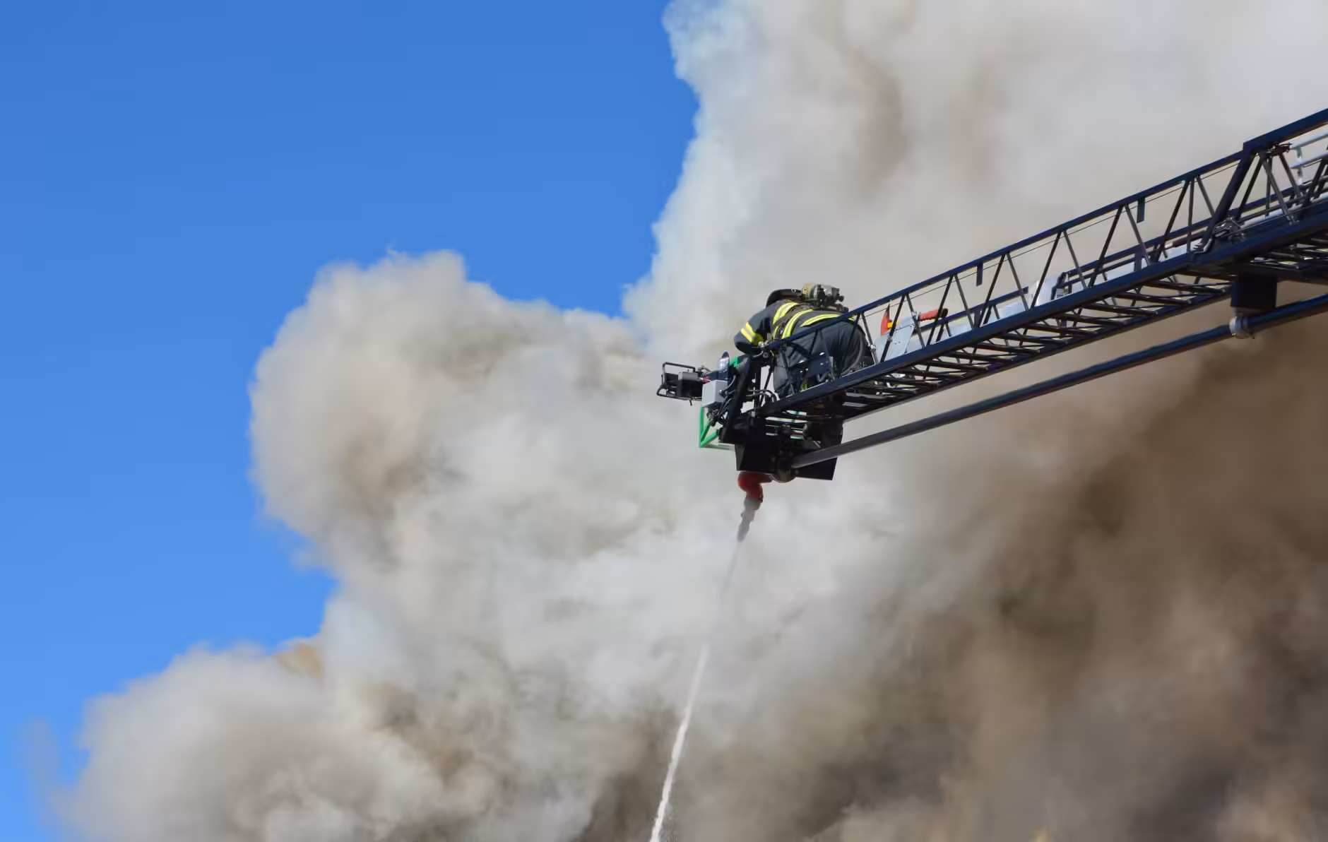 30 bin ton kükürdün yandığı yangın söndürüldü.