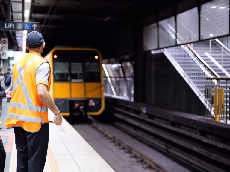 Sydney trenleri gece süren çalışmanın ardından normale döndü.
