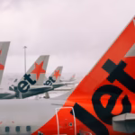 Biletsiz yolcu Jetstar uçağına kadar girdi.