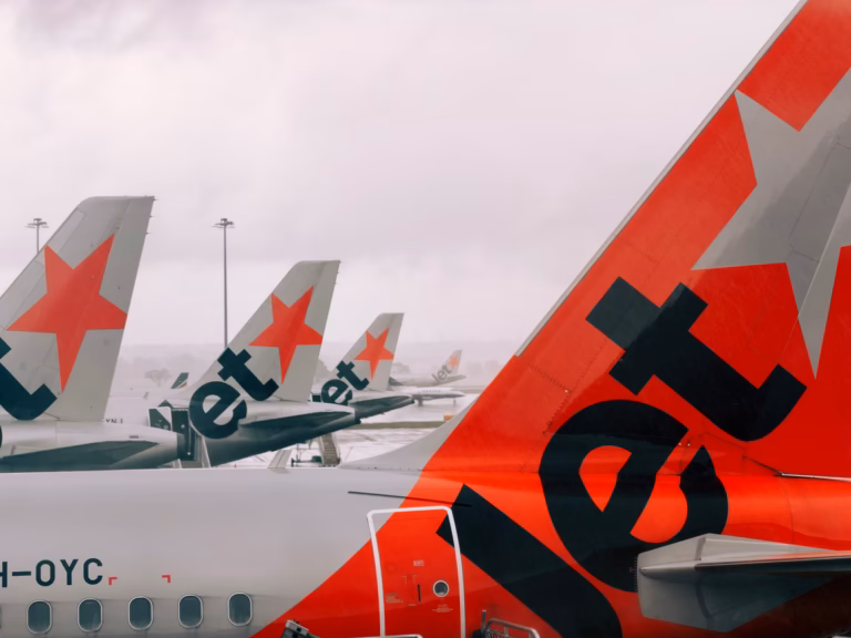 Biletsiz yolcu Jetstar uçağına kadar girdi.