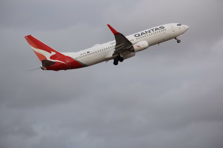 Dünyanın izlediği Qantas A380 Melbourne’e indi: İçinden NFL yıldızları çıktı.